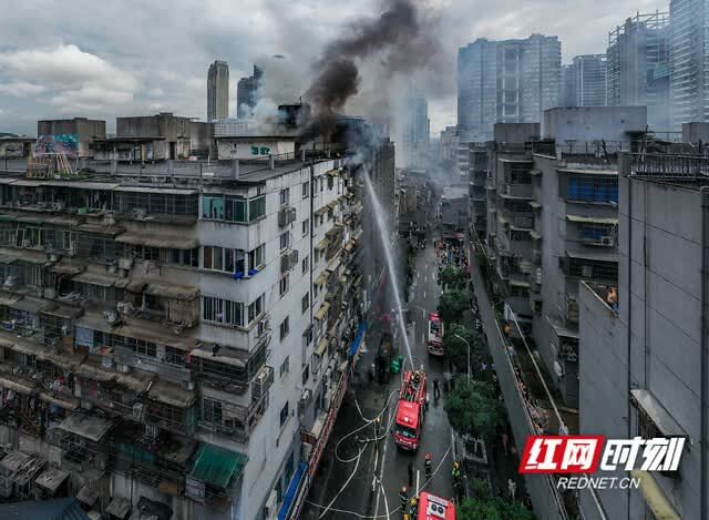 今晨长沙西牌楼小区一民房突发大火