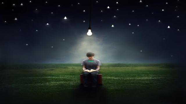 书的主人公是海伦·凯勒,在不幸失去了视力和听力后,经过万般磨难