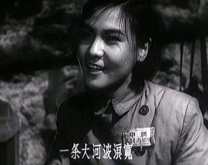 上图_ 《上甘岭》电影中卫生员王兰在坑道中唱起了《我的祖国》