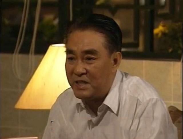 TVB老戏骨周骢罕露面，穿着低调独自逛街，遇粉丝合照礼貌说谢谢_凤凰网