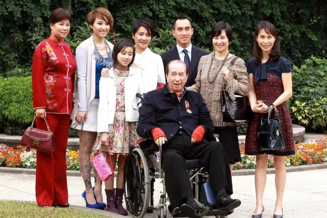 何鸿燊拥有4房17子女为何到97岁才抱上第一个孙子