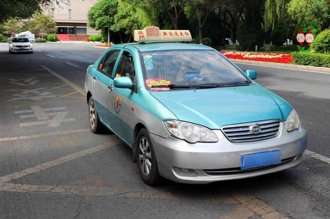 为助力广大考生顺利参加高考,7月3日,酒泉市出租汽车行业,公交车司机