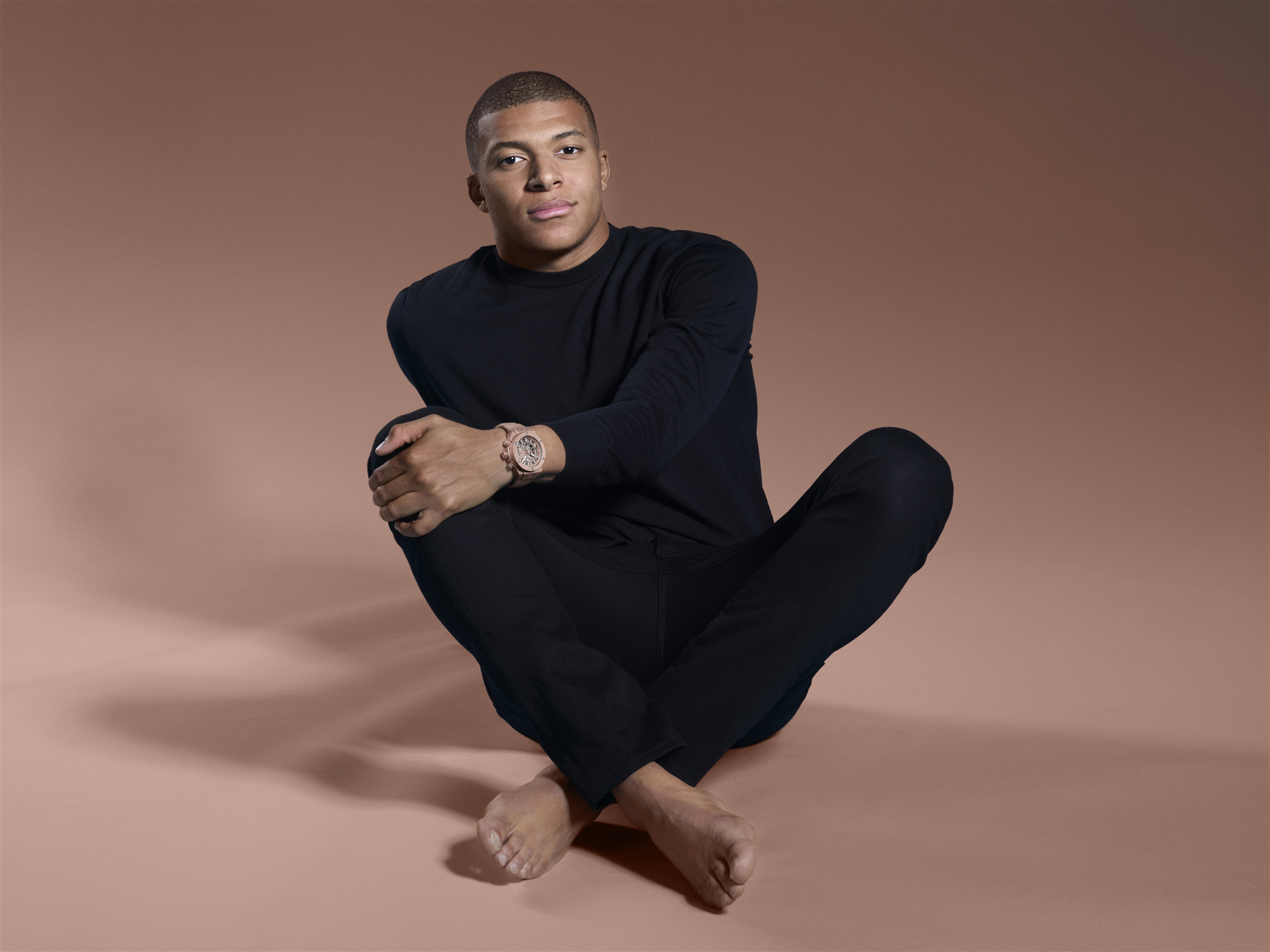 宇舶表品牌大使基利安·姆巴佩(kylian mbappé)佩戴big bang千禧粉