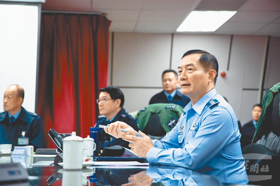 参谋总长沈一鸣上将日前在空军作战指挥部,视导"联合防空作战训练,并