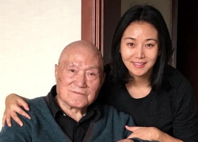 小女儿刘艺也是圈内著名演员,曾出单曲《我和父亲》回顾了自己和父亲