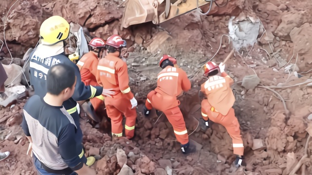 四川一城区建筑工地垮塌，1名工人被埋，另1人被砸伤