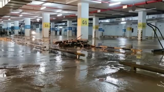 广州暴雨淹没小区车库，车主称有宝马没上牌就泡水了