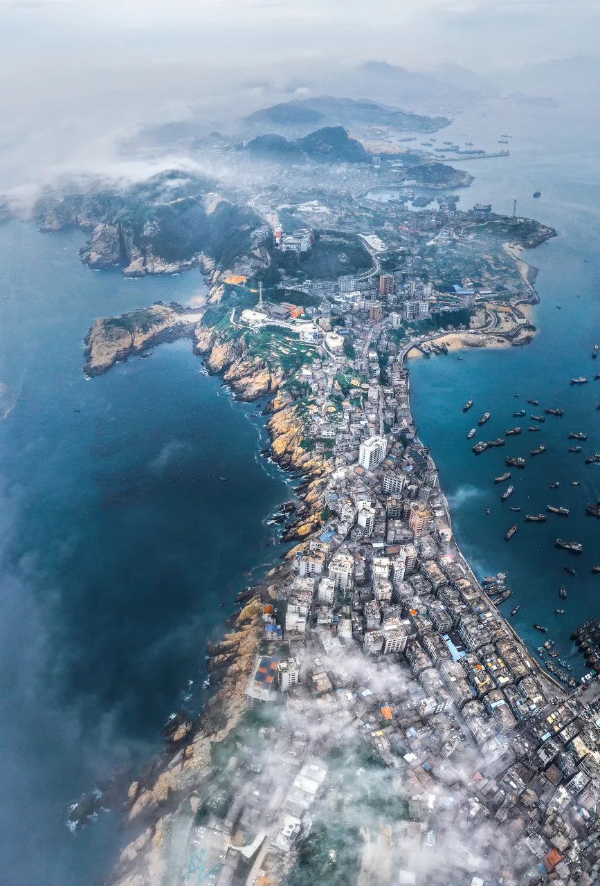 境内山峦叠翠,海岸风光旖旎星罗棋布的岛礁如串珠般镶嵌在万顷碧波之