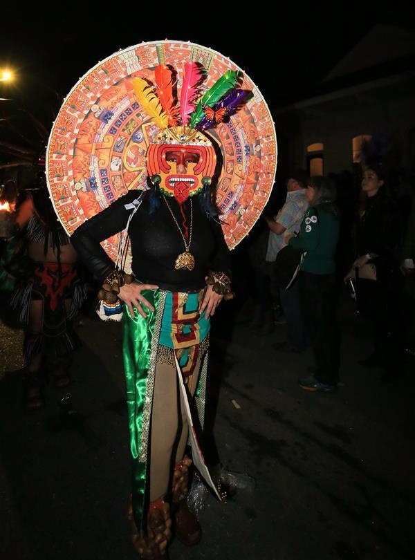 美国新奥尔良举行狂欢节游行