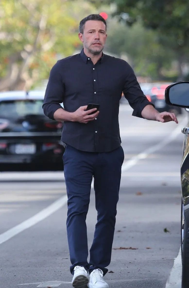 男星街拍这周我们狗粮管饱帅哥也管够