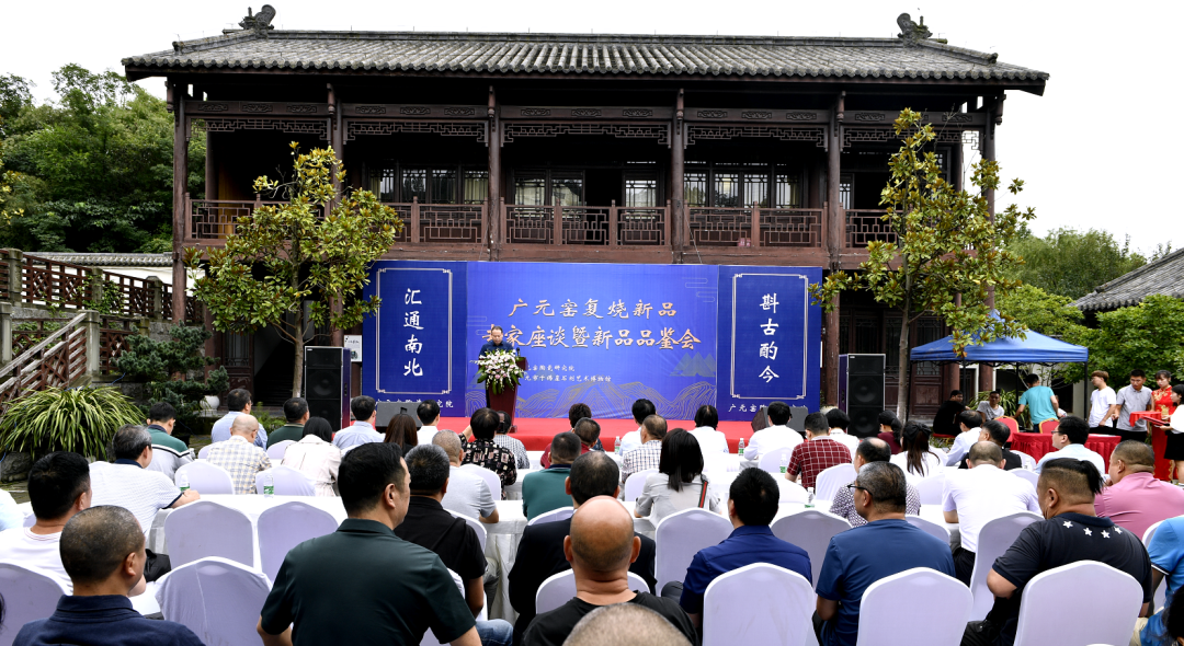 8月19日,由广元窑陶瓷研究院主办的广元窑复烧新品专家座谈会在千佛崖