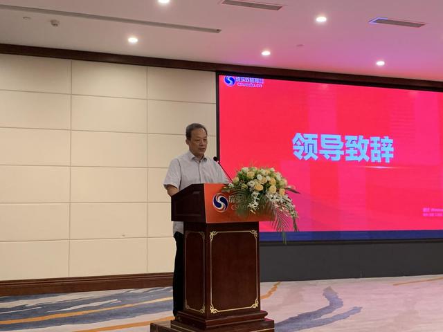 成都市心理教育专家王小璐,成实外教育培训学校副校长胡滨,成实外教育