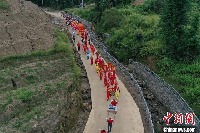 王昊陽 攝 9月12日,江西銅鼓縣永寧鎮興源村正舉辦一場傳統客家婚禮.