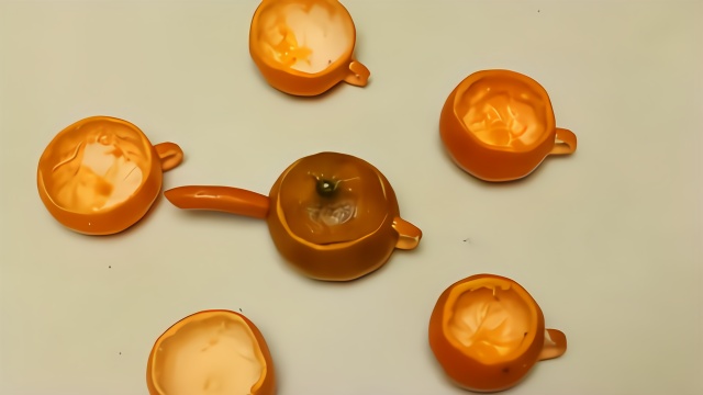 娃成天看电视，母亲带她做橘子茶具
