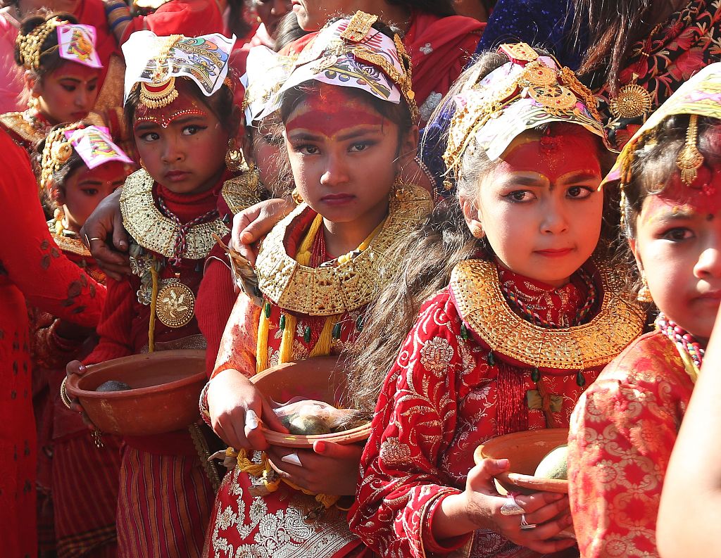 实拍尼泊尔"贝尔果"婚礼:一场小女孩和水果的婚礼
