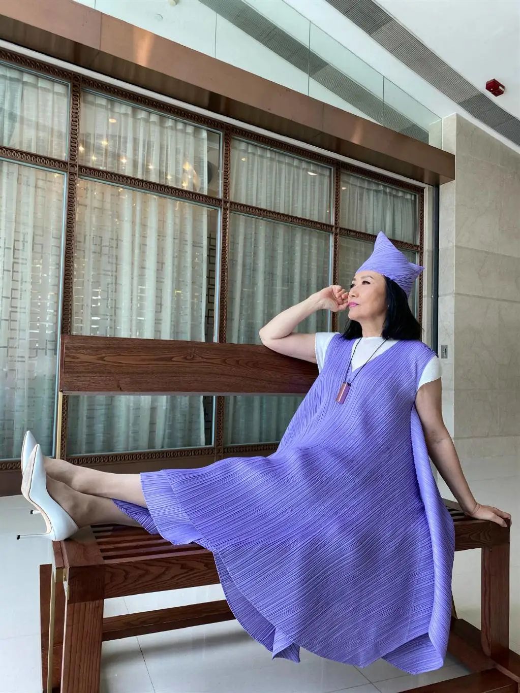 汪明荃人老心不老穿紫色v领裙配阔腿裤头戴济公帽好洋气