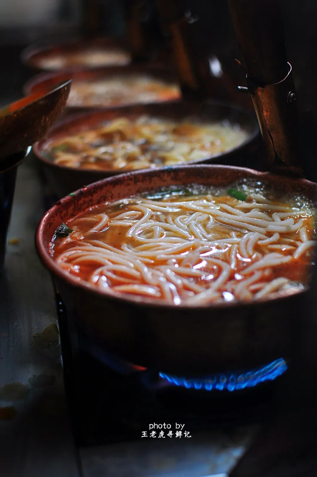 昆明清晨柔滑的小锅米线像柔情似水的女子温柔着唇温存着胃