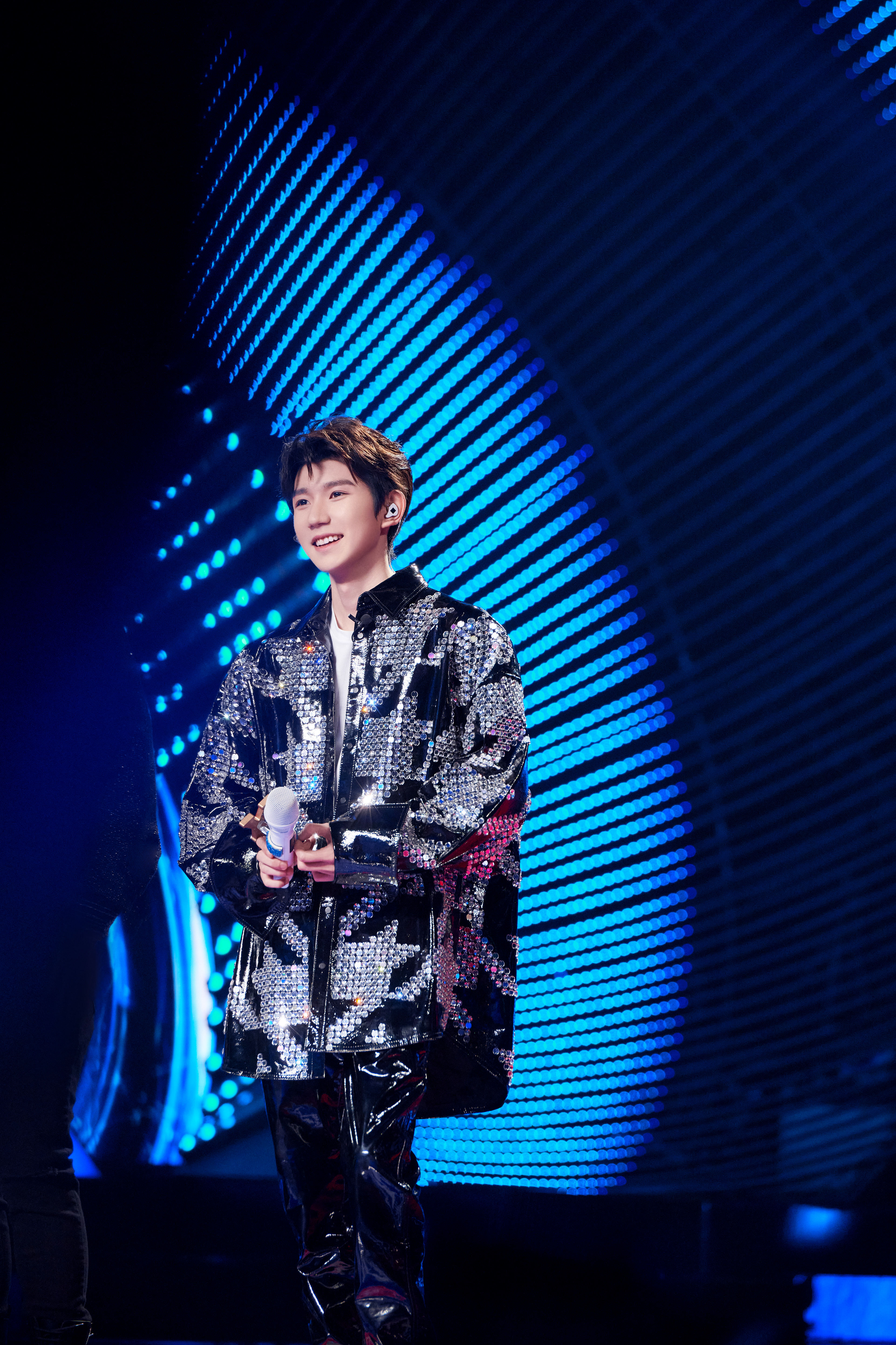 王源《我们的歌》迎收官 重唱原创作词曲目《彩虹云朵》甜翻全场