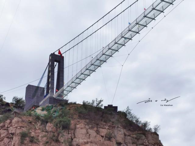 河南济源有中国第一座横跨黄河的玻璃吊桥，现在已经成为网红景点