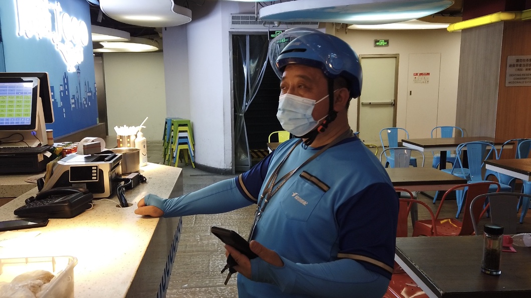 51岁聋哑外卖员每天工作10小时每月赚6000元感觉很知足