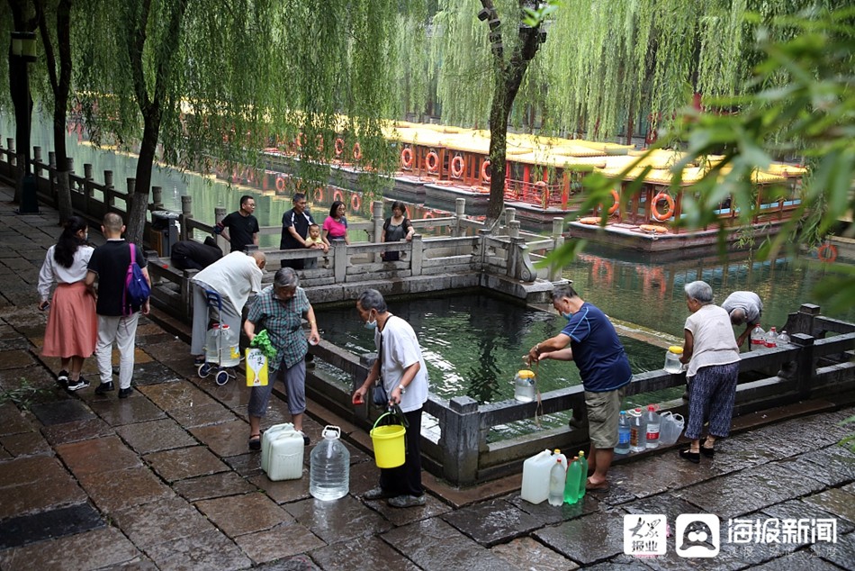 济南:降雨助力黑虎泉喷涌 市民提着桶打水