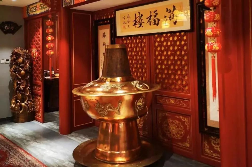 相比京城内很多打着老字号的年轻网红火锅店相比,福满楼已经是长辈了