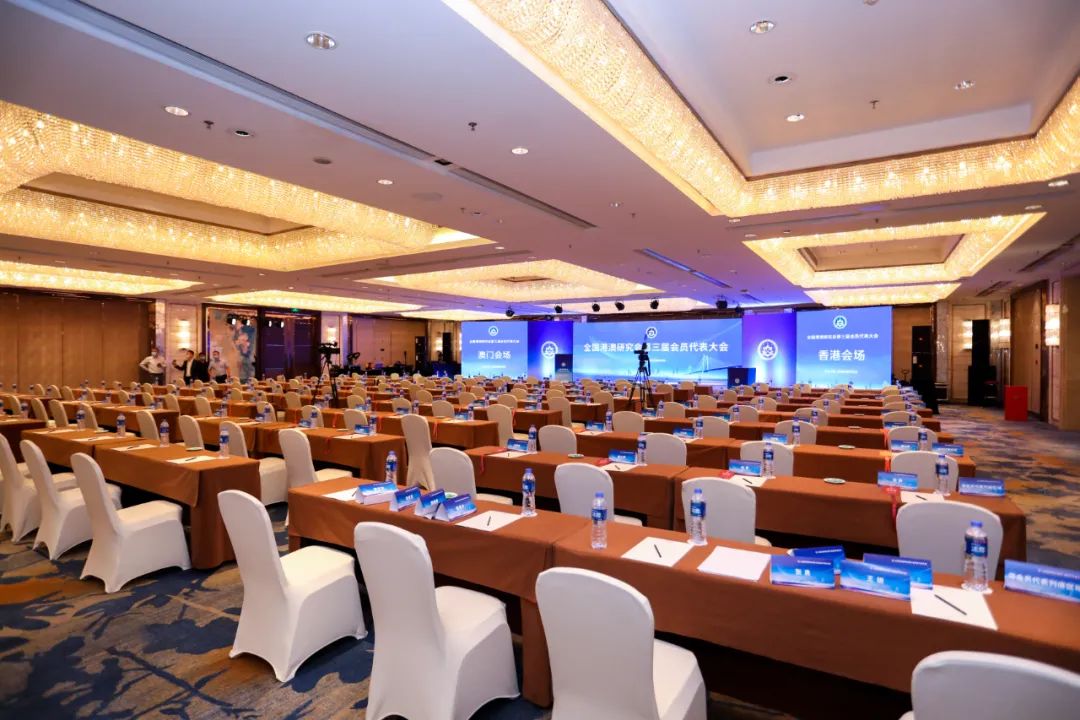 艾比森会务优秀的技术服务人员很荣幸参加了会议的组织和服务工作,在