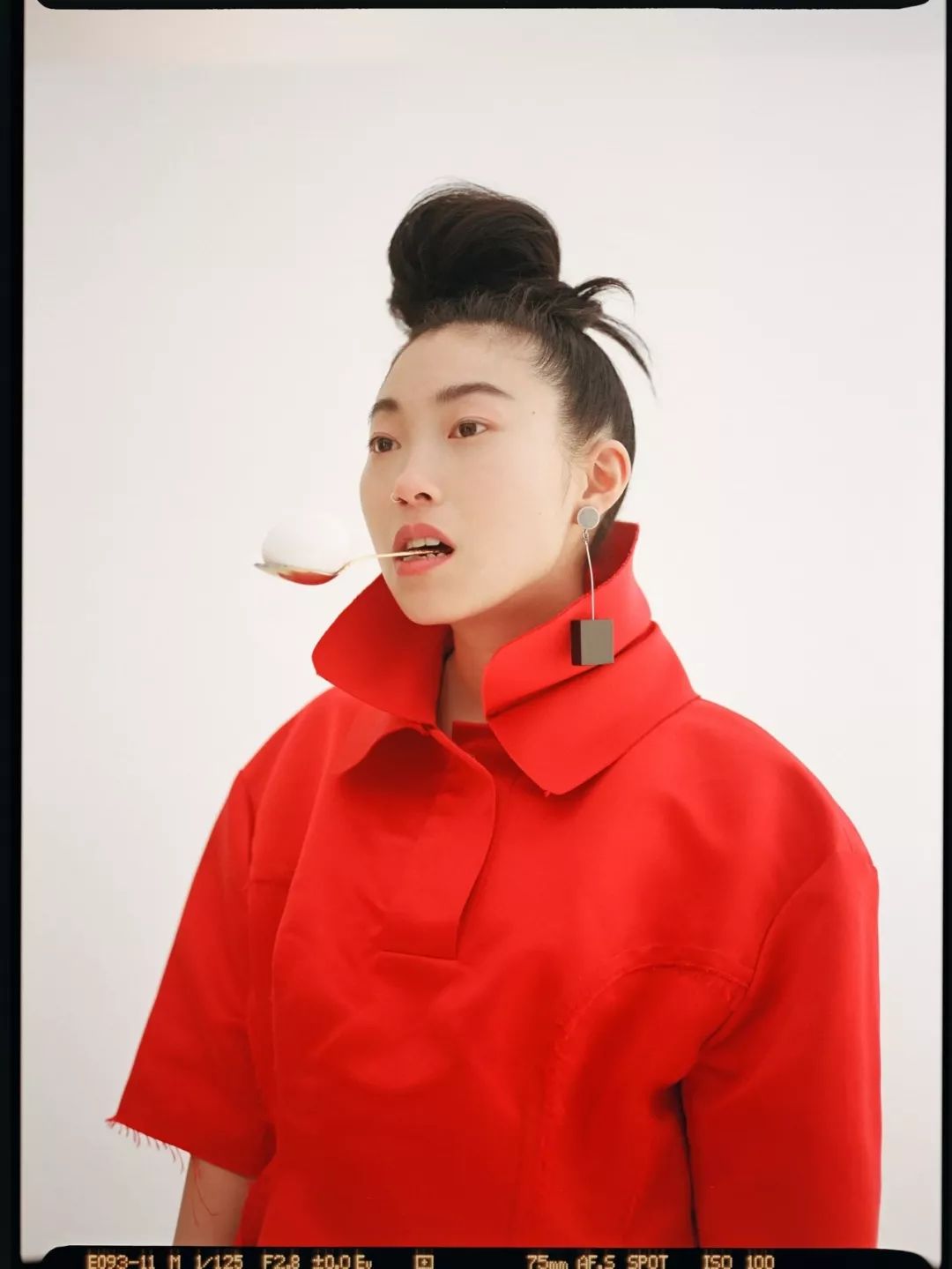 这是王子逸导演在拍摄《别告诉她》这部电影时听到最多的话.