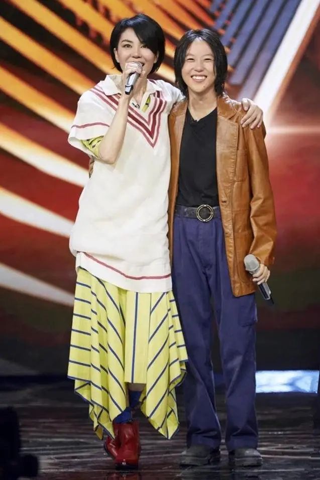 窦靖童为闺蜜庆生穿扎染卫衣时髦个性纯天然尖下巴未免太抢镜