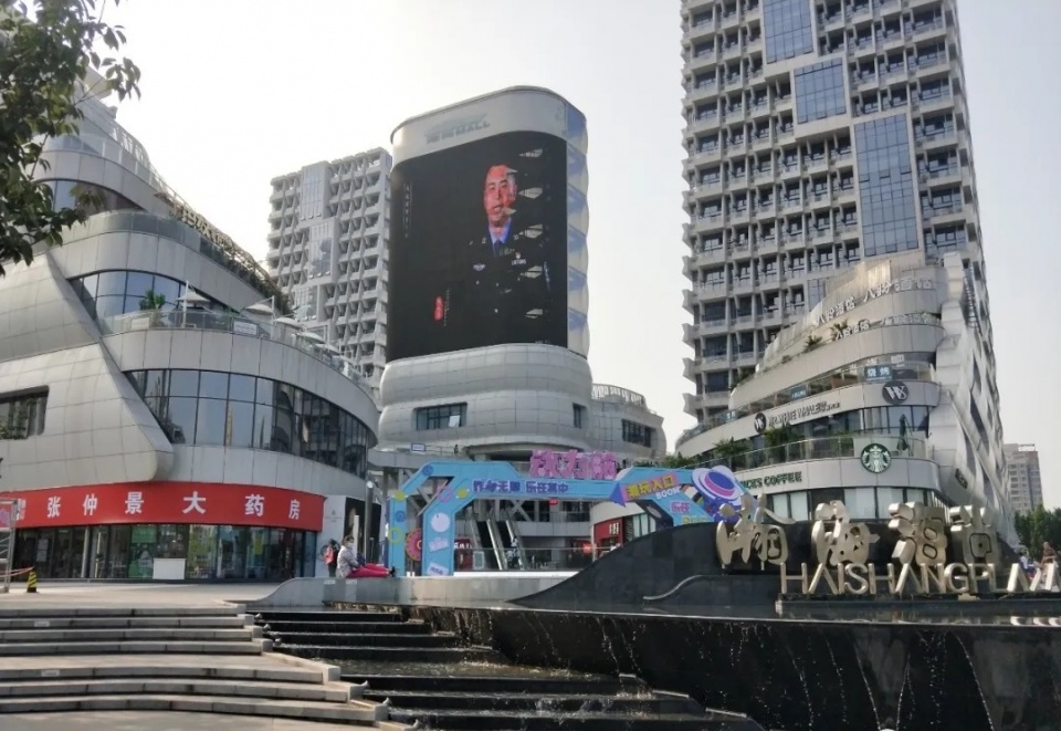 郑州瀚海海尚购物中心一周年之际商家出现撤店潮