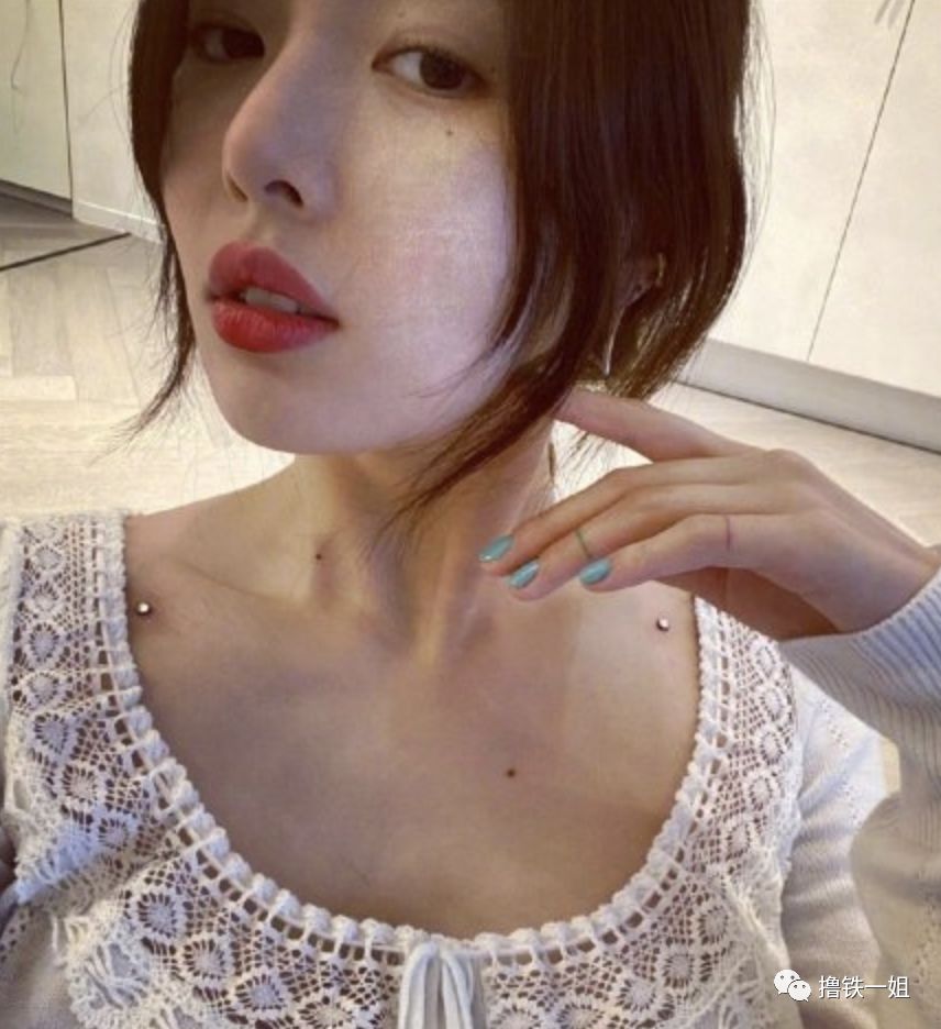 泫雅往锁骨钉完钉子又开始花式虐腹但动作做错看着怪尴尬的