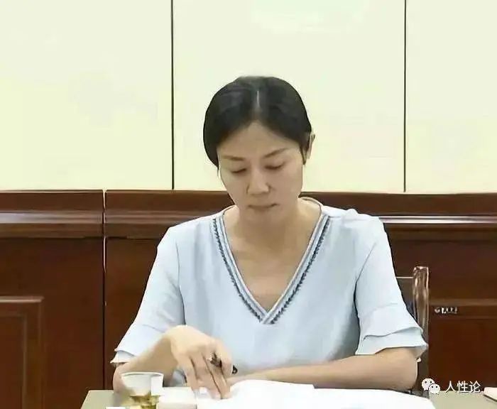 姜保红在大学时期就是校花,她在毕业前曾到甘肃的法院实习,并搭上法院