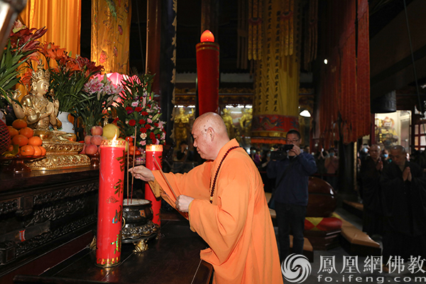 道慈大和尚在佛顶山慧济禅寺大雄宝殿敬香（图片来源：凤凰网佛教 摄影：普陀山佛教）