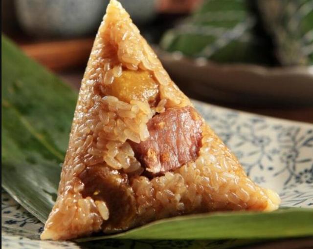 2,猪肉板栗粽最好选用五花肉制作,这样做出来的粽子更香,吃起来口感