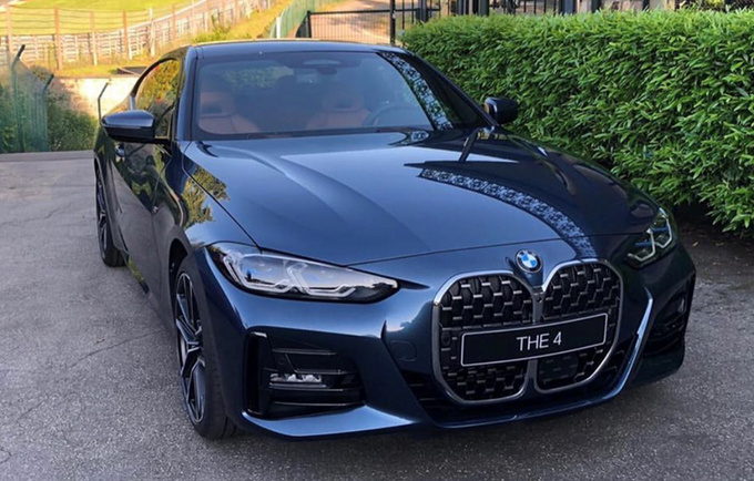 宝马新4系入门版街拍造型略有调整板牙格栅当然还在