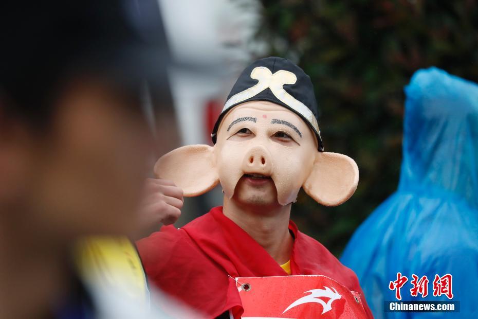 图为一名打扮成猪八戒的选手在比赛中。 中新社记者 杜洋 摄