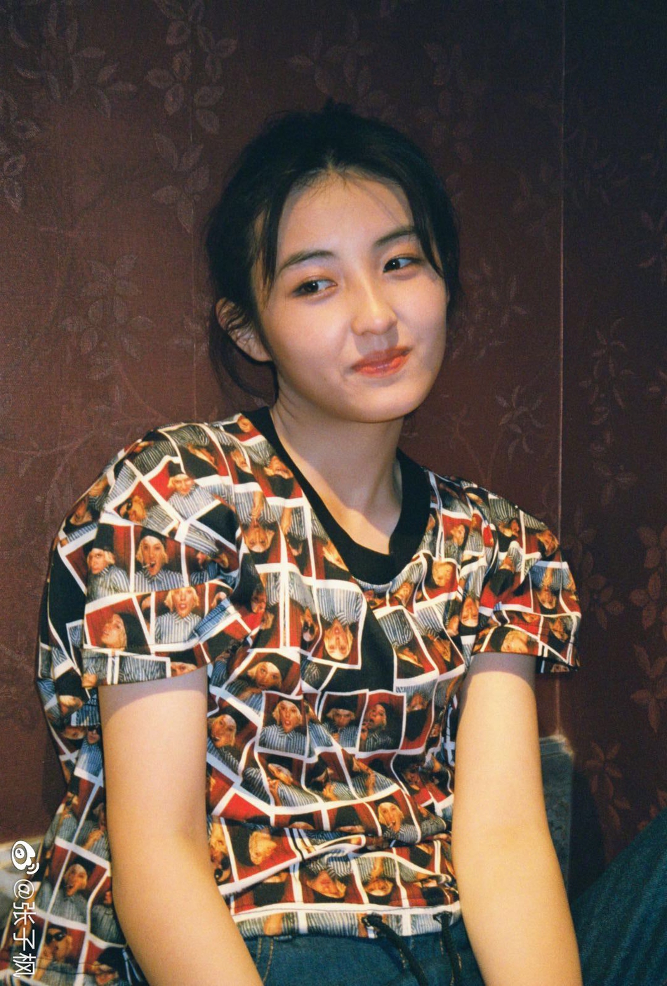 张子枫涂鸦上衣搭牛仔裤超复古表情灵动