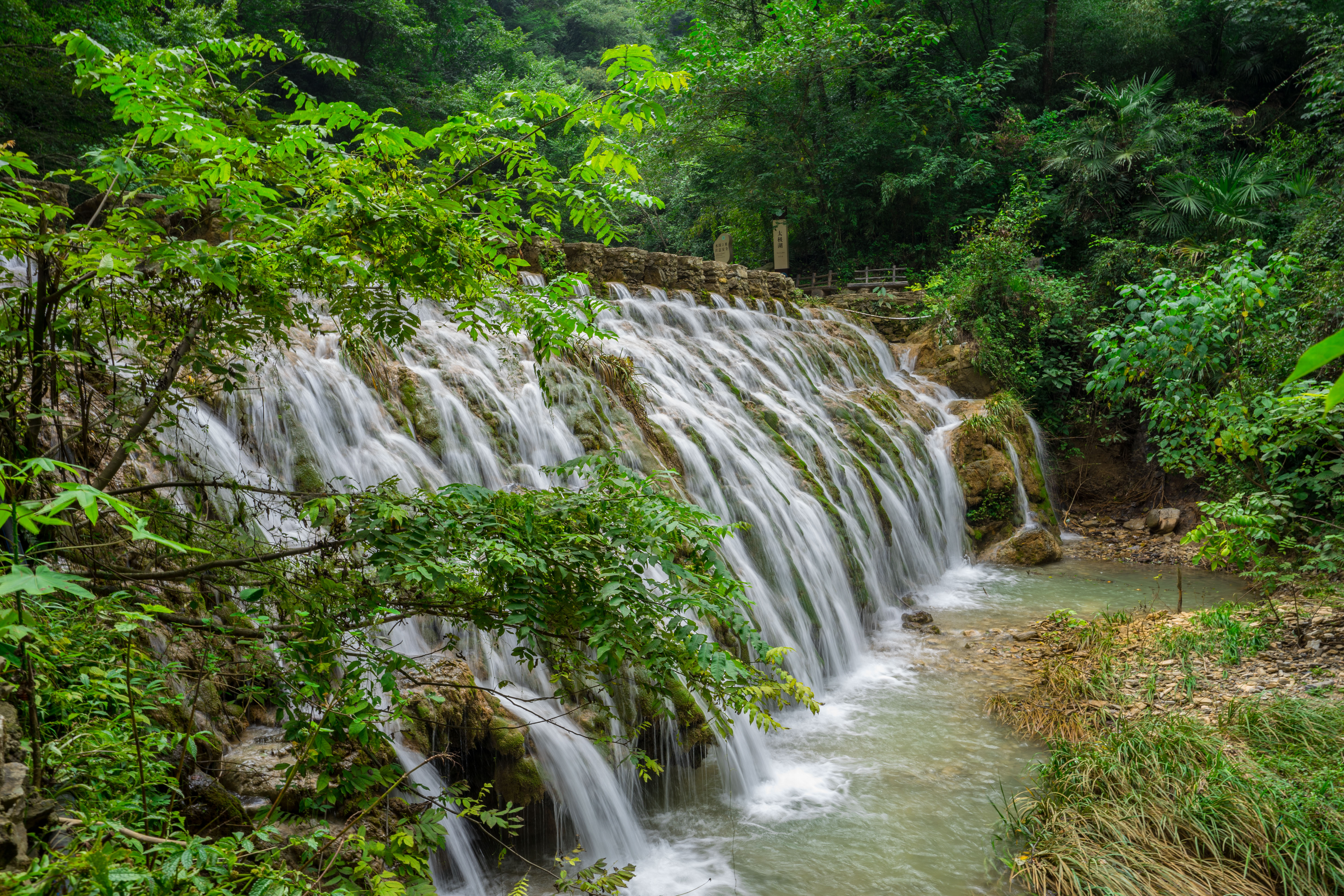 襄阳被誉为"小九寨沟"之称的香水河景区,是消夏避暑的绝佳之地__凤凰