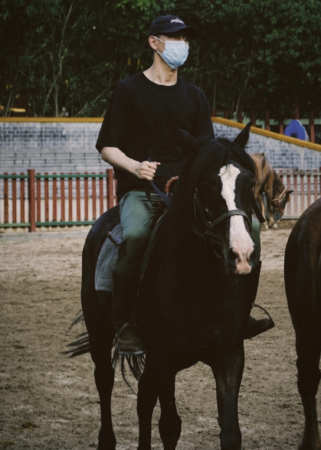 新技能get李现穿休闲装驰骋马场展潇洒英姿