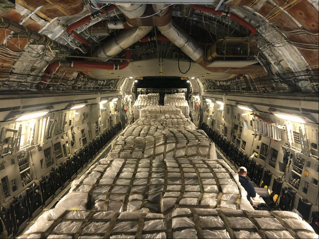美军从意大利空运50万份新冠检测拭子回国