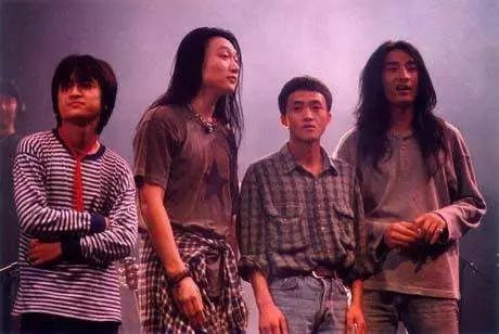 还是1994年香港红磡的万人现场,彼时号称为魔岩三杰的三位摇滚人,张楚
