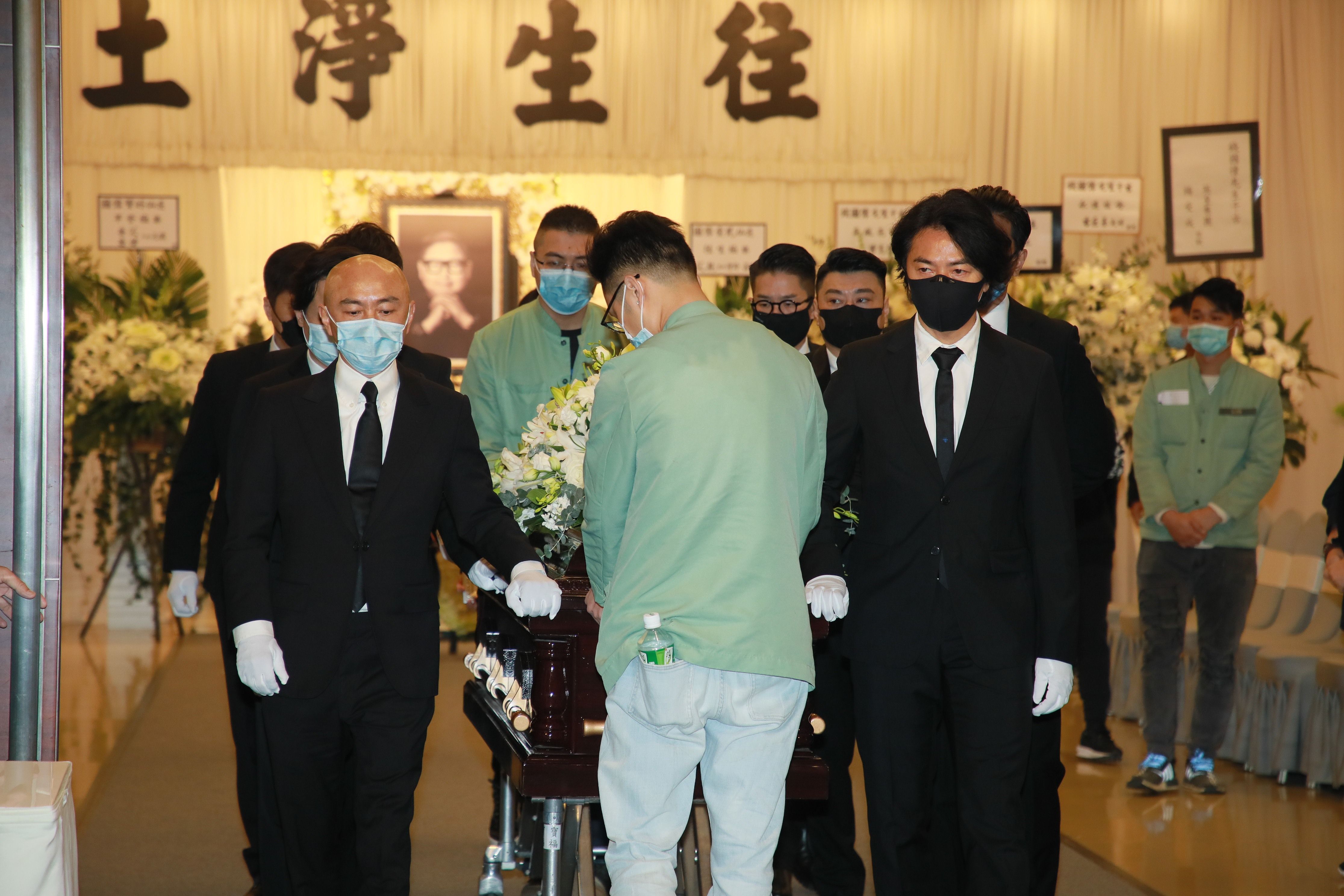 钱国伟出殡,张卫健(左),郑伊健(右)等人扶灵.