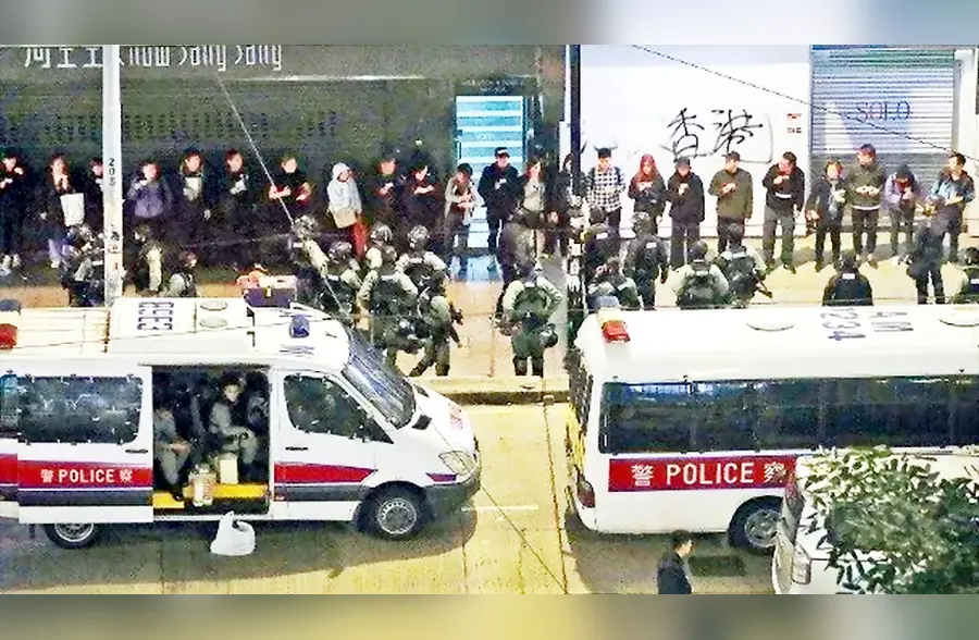 新年第一天就制造暴力！暴徒不肯收手，香港警方直接拘捕400人