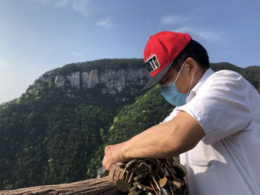 2020年5月2日,郭希宽曾在庐山为姚策挂上平安锁.新京报记者 梁静怡 摄