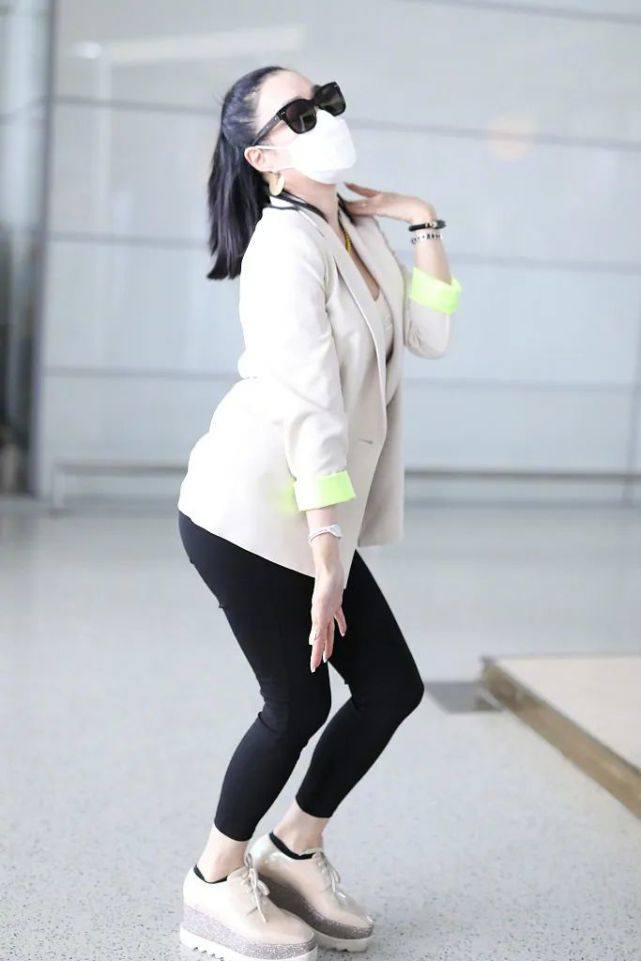 钟丽缇现身机场,身穿白色西装配紧身裤太帅气,与老公共舞超甜蜜