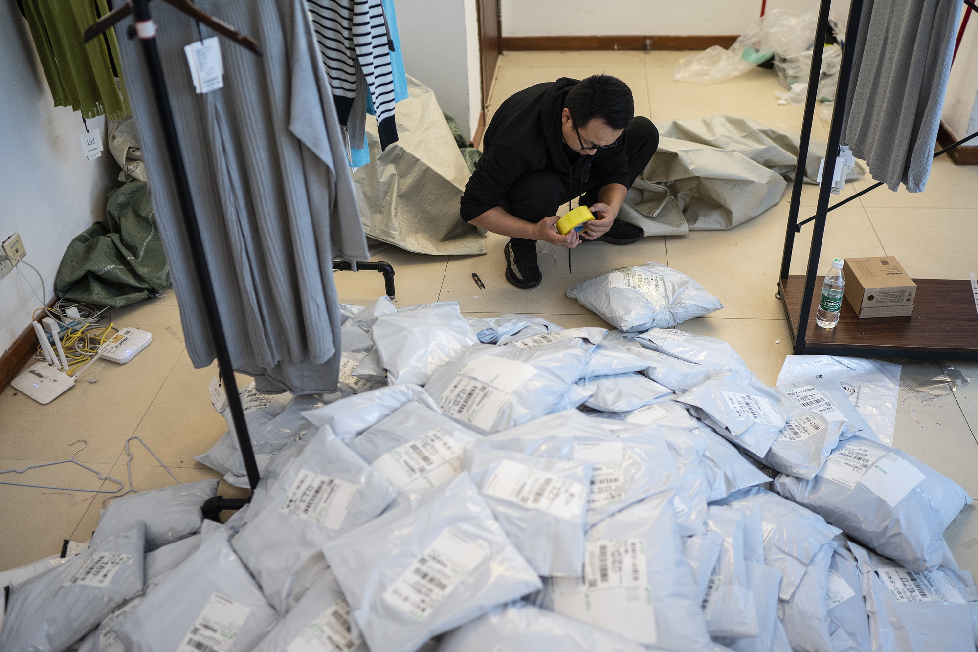 2020年2月20日,团队同事江帆在打包快递.