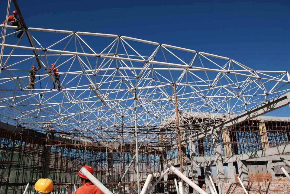 钢结构网架加工过程中有哪些需要注意的事项？