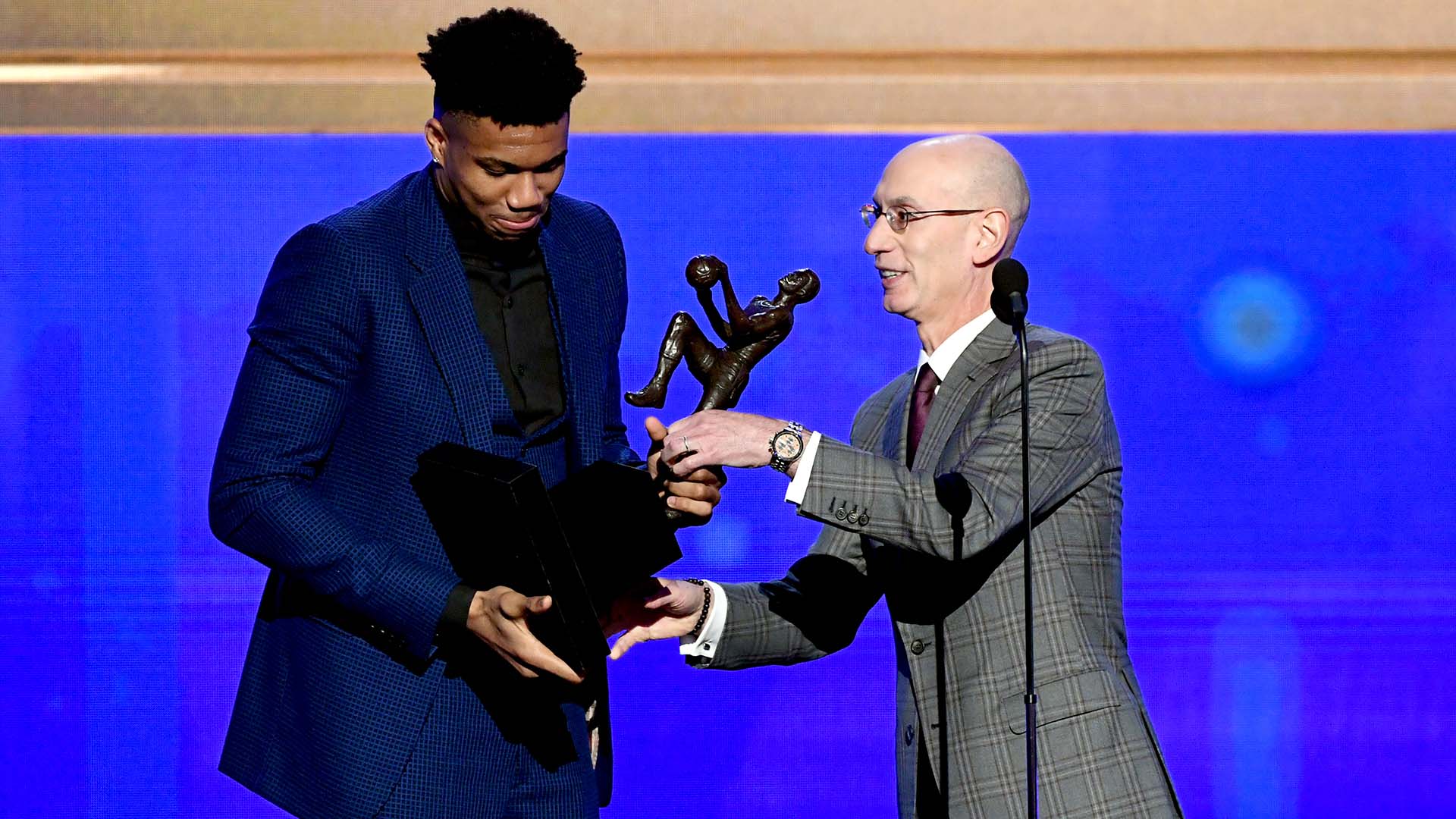 或许现在的字母哥并不是一个全面的mvp,但一个无畏前行且不断努力的人