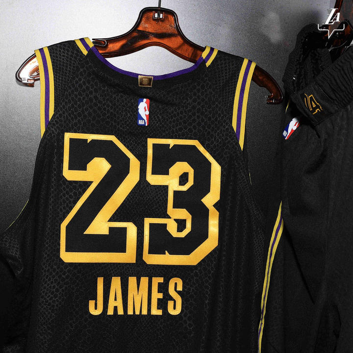 精神支柱!湖人官方发布球队今日将身穿的黑曼巴球衣照