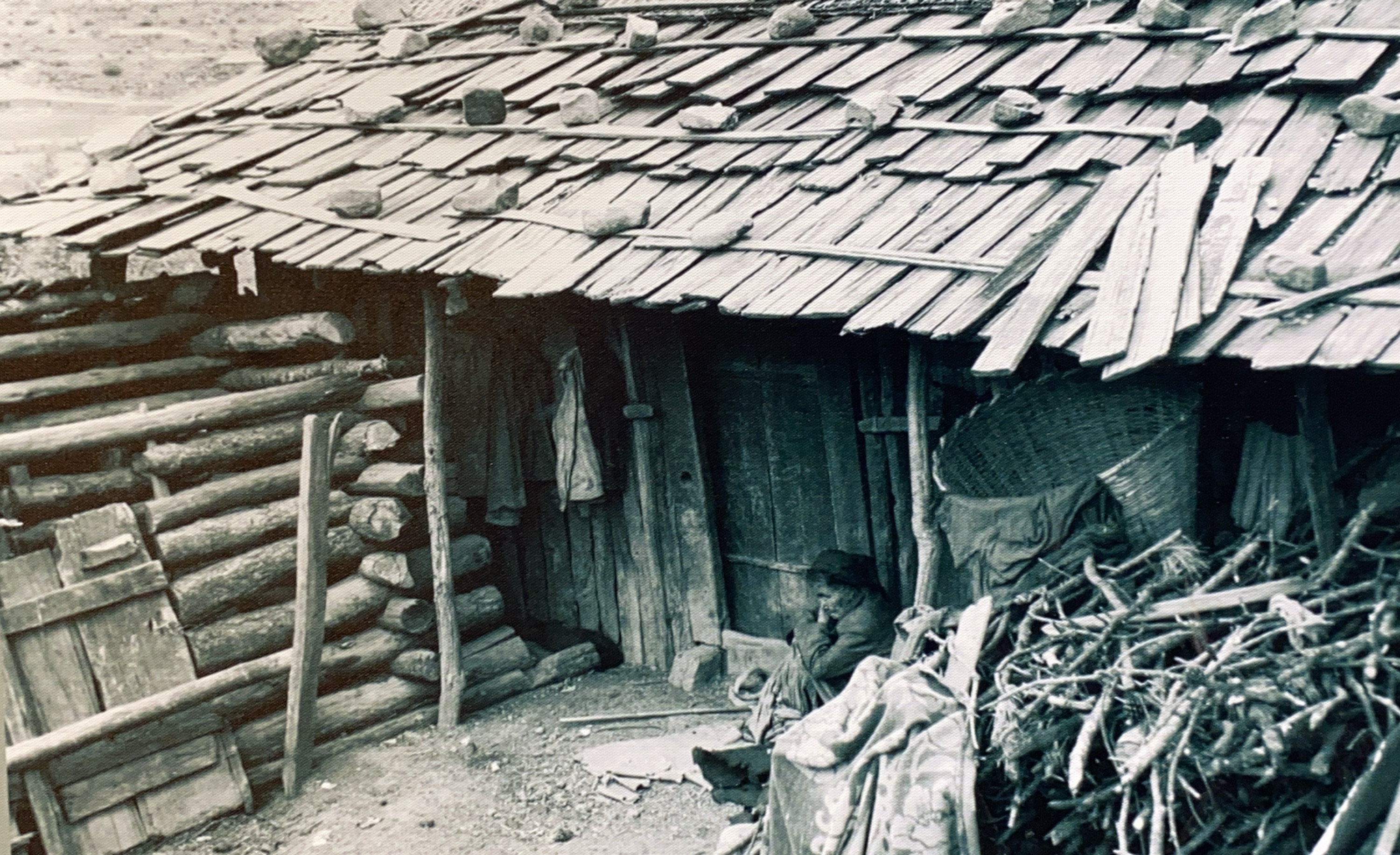 吉火布国老家西川乡竹山村的房子仅有三四十平米,供他们一家四口居住